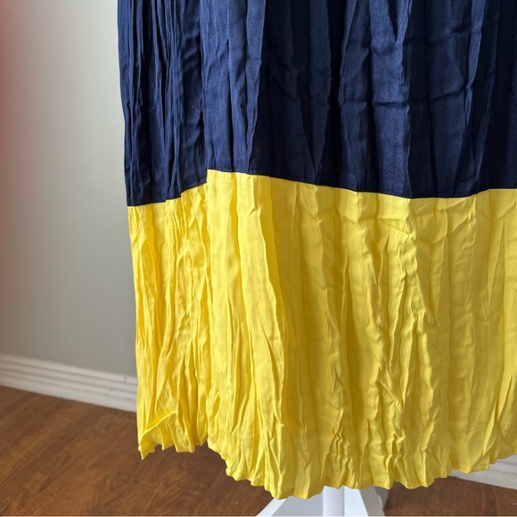 Gibson Latimer tiered colorblock crinkle midi dress. - Picture 6 of 7